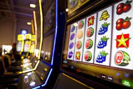 Pengguna mobile menikmati taruhan di permainan sepak bola dan live casino menggunakan ponsel mereka.